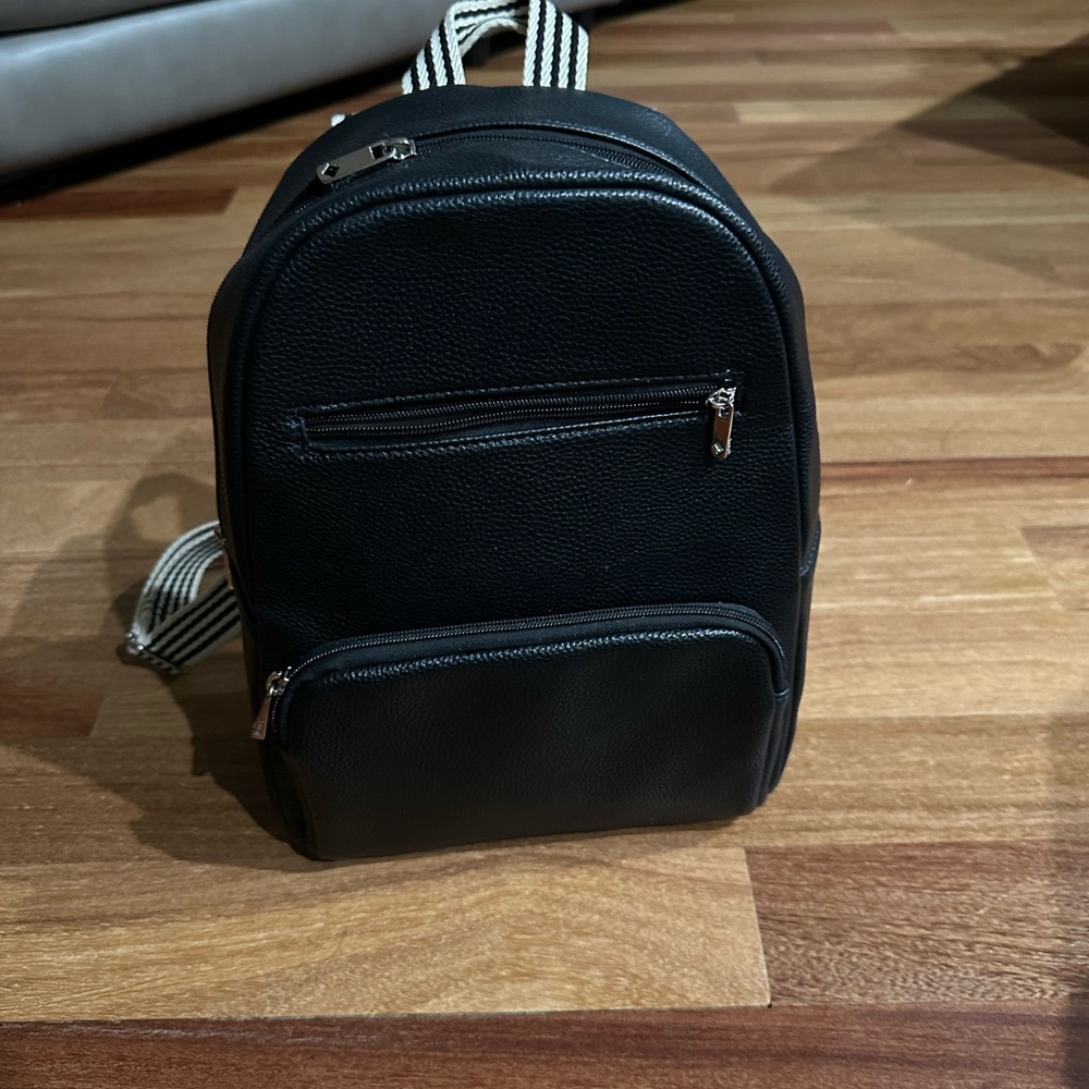 Thirty One gifts Boutique backpack in Black pebble